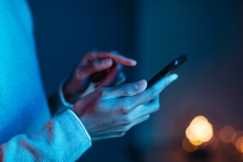 homme-avec-smartphone